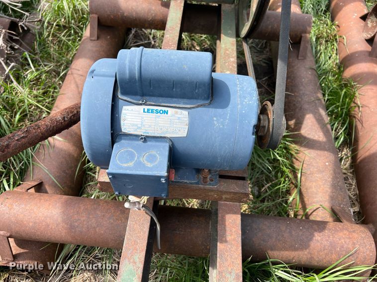 image for item MY9652 (14) pump jacks