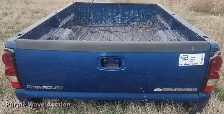 image for item DQ0452 2004 Chevrolet 2500  pickup truck bed
