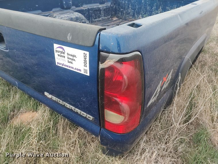 image for item DQ0452 2004 Chevrolet 2500  pickup truck bed