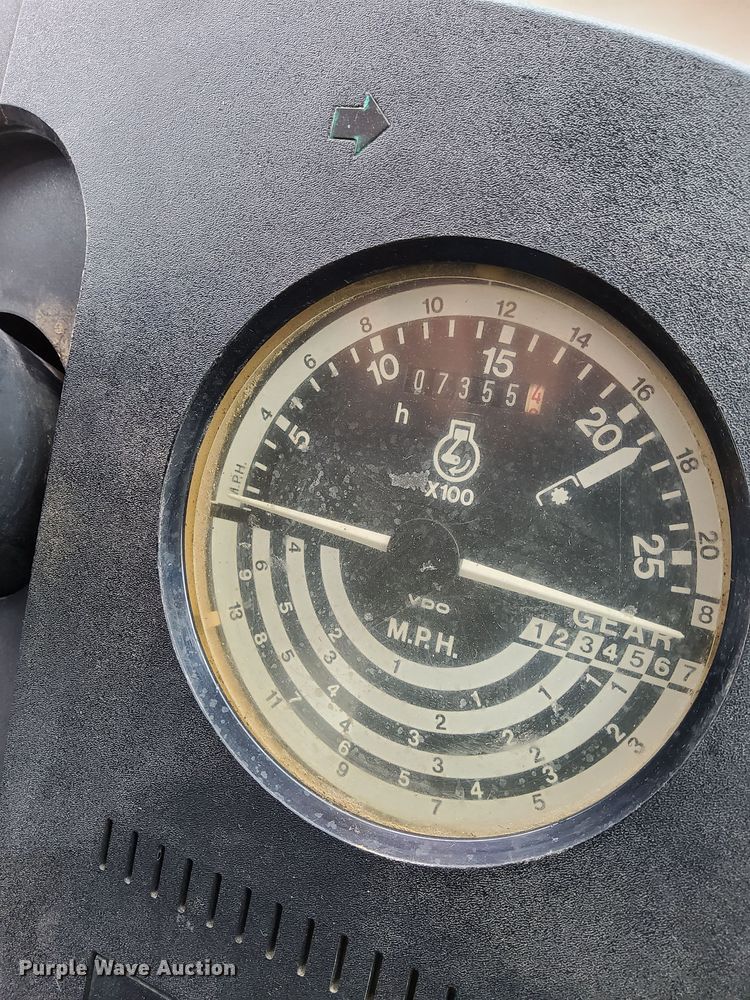 image for item DQ0459 1988 John Deere 2555  tractor