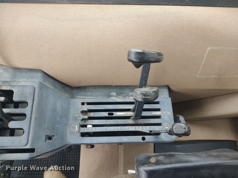 image for item DQ0459 1988 John Deere 2555  tractor