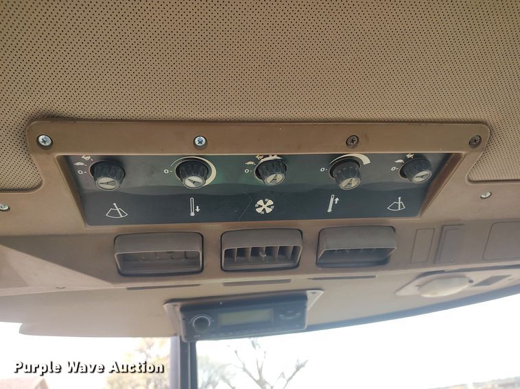 image for item DQ0459 1988 John Deere 2555  tractor