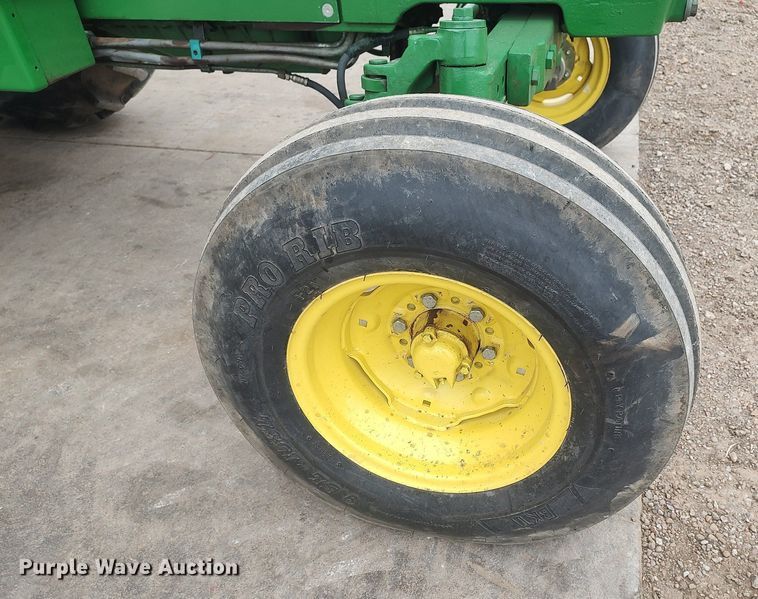 image for item DQ0459 1988 John Deere 2555  tractor