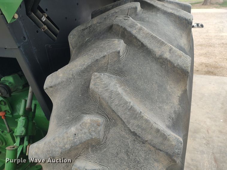 image for item DQ0459 1988 John Deere 2555  tractor