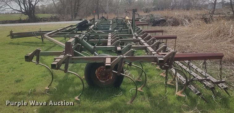 image for item DQ0475 John Deere  field cultivator