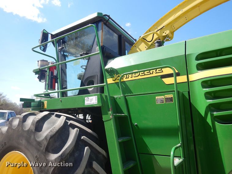 image for item DQ0504 2004 John Deere 7800  forage harvester