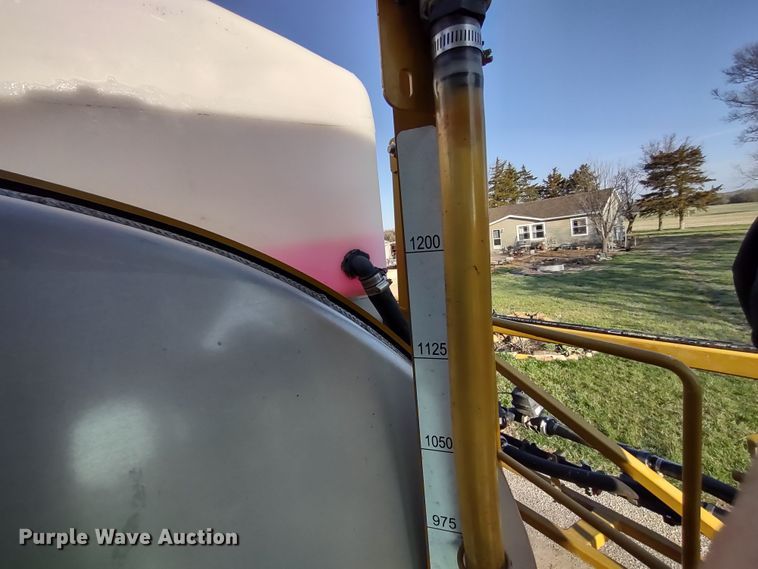 image for item DQ1590 2008 AGCO RoGator 1286C  sprayer