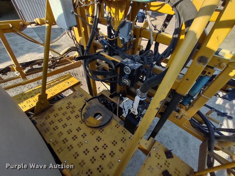 image for item DQ1590 2008 AGCO RoGator 1286C  sprayer