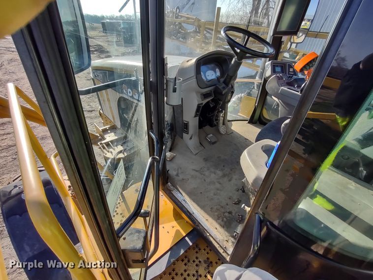 image for item DQ1590 2008 AGCO RoGator 1286C  sprayer