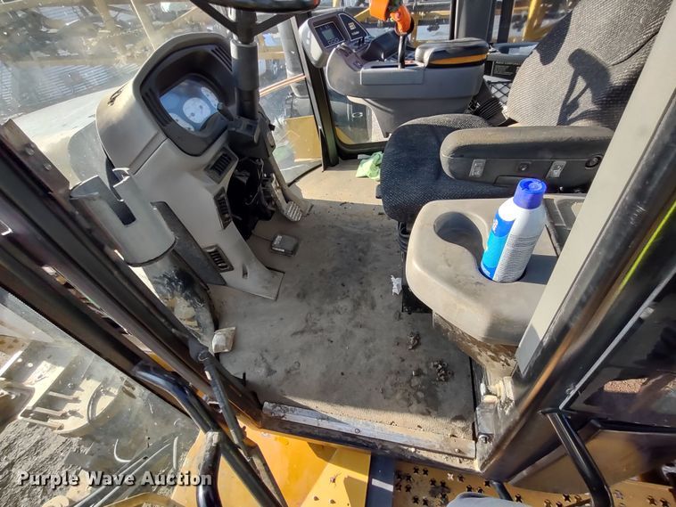 image for item DQ1590 2008 AGCO RoGator 1286C  sprayer