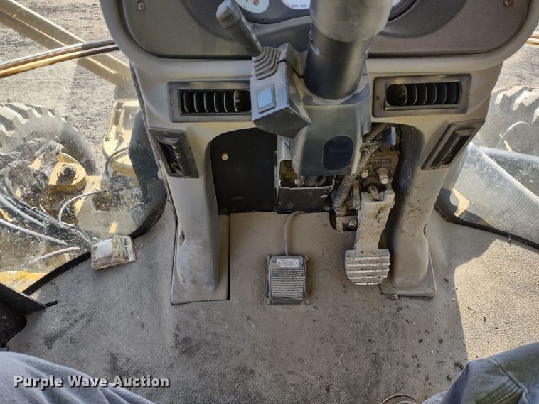 image for item DQ1590 2008 AGCO RoGator 1286C  sprayer