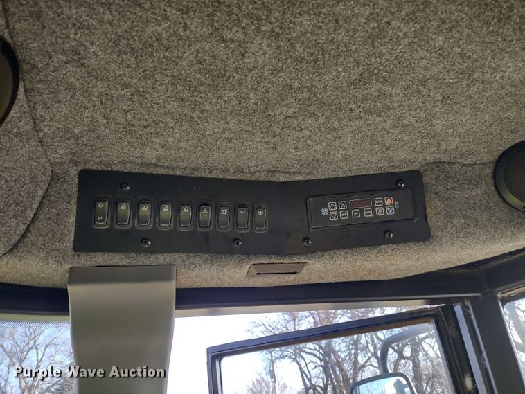 image for item DQ1590 2008 AGCO RoGator 1286C  sprayer