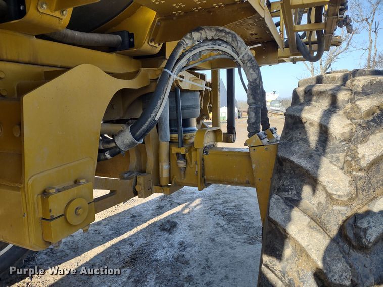 image for item DQ1590 2008 AGCO RoGator 1286C  sprayer