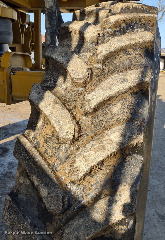 image for item DQ1590 2008 AGCO RoGator 1286C  sprayer