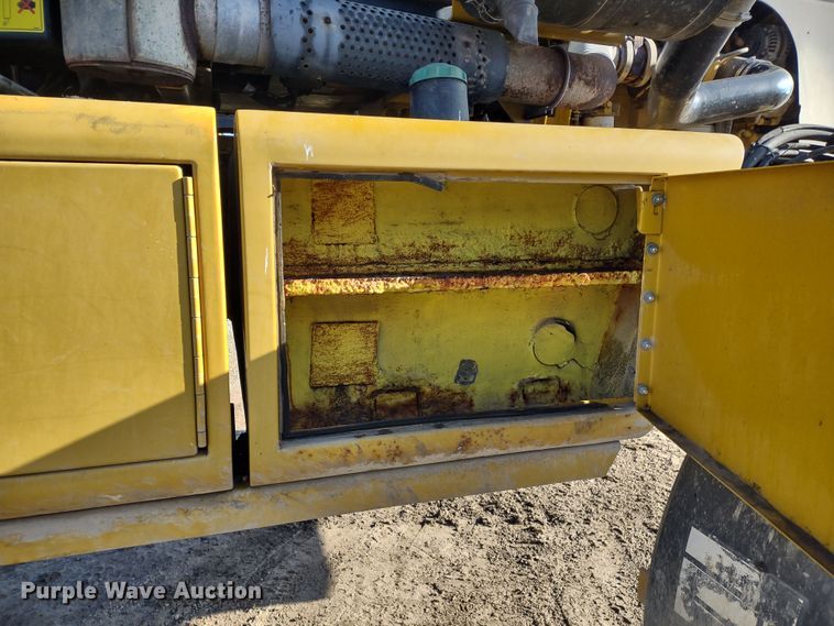 image for item DQ1590 2008 AGCO RoGator 1286C  sprayer