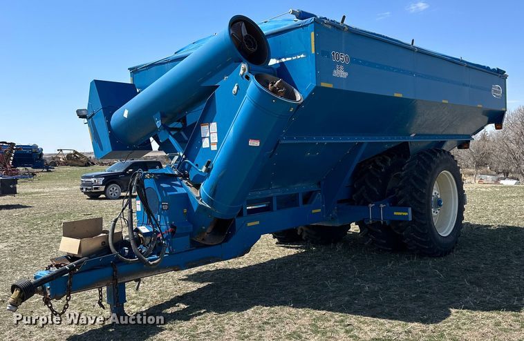 image for item DQ8718 2005 Kinze 1050  grain cart