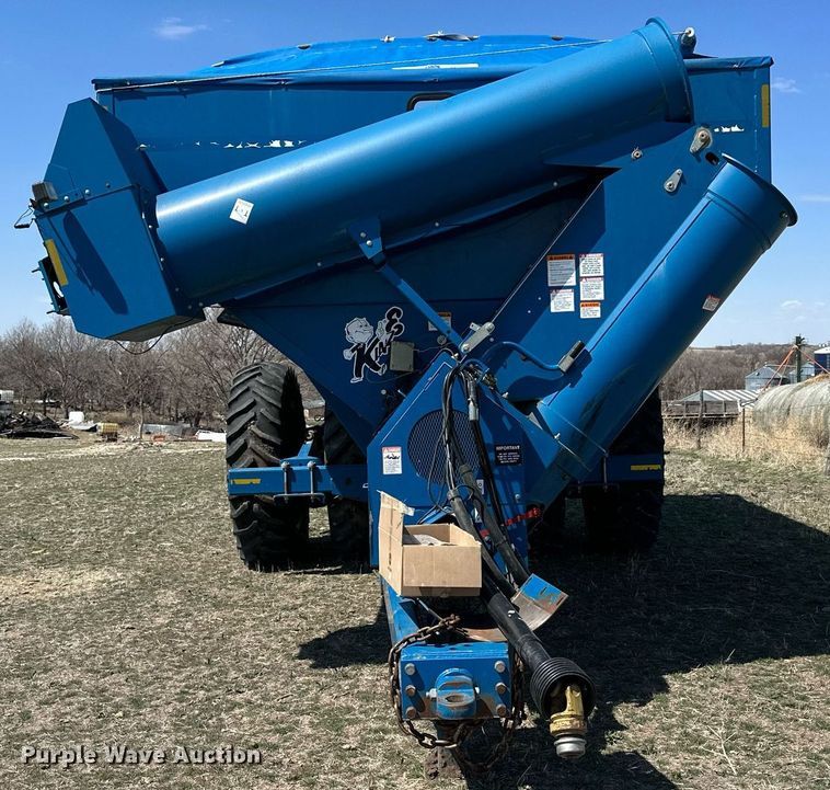 image for item DQ8718 2005 Kinze 1050  grain cart