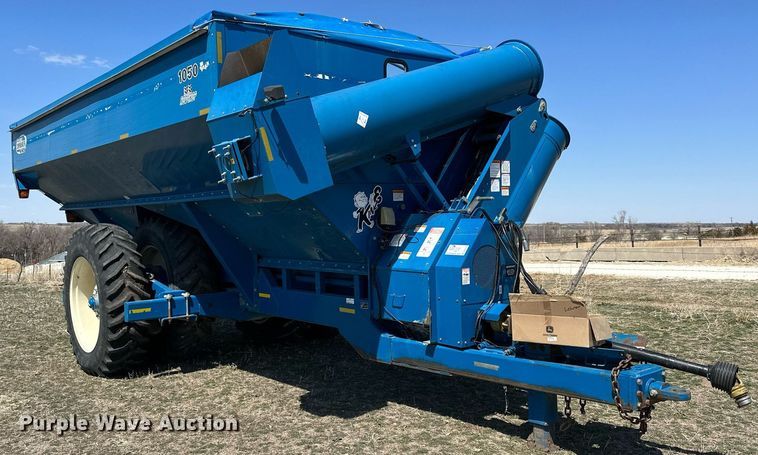 image for item DQ8718 2005 Kinze 1050  grain cart