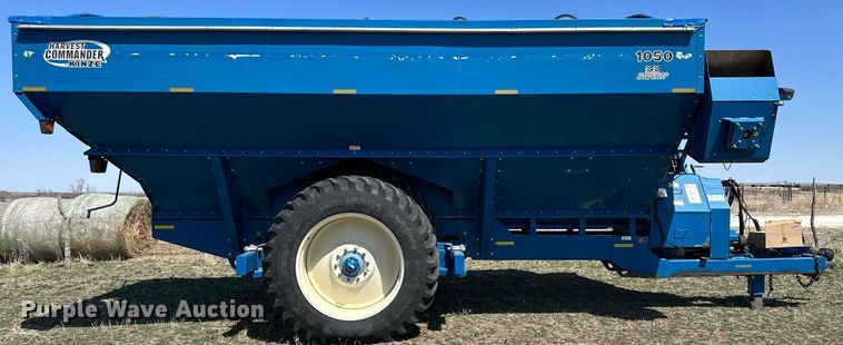 image for item DQ8718 2005 Kinze 1050  grain cart