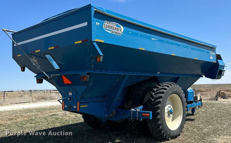 image for item DQ8718 2005 Kinze 1050  grain cart