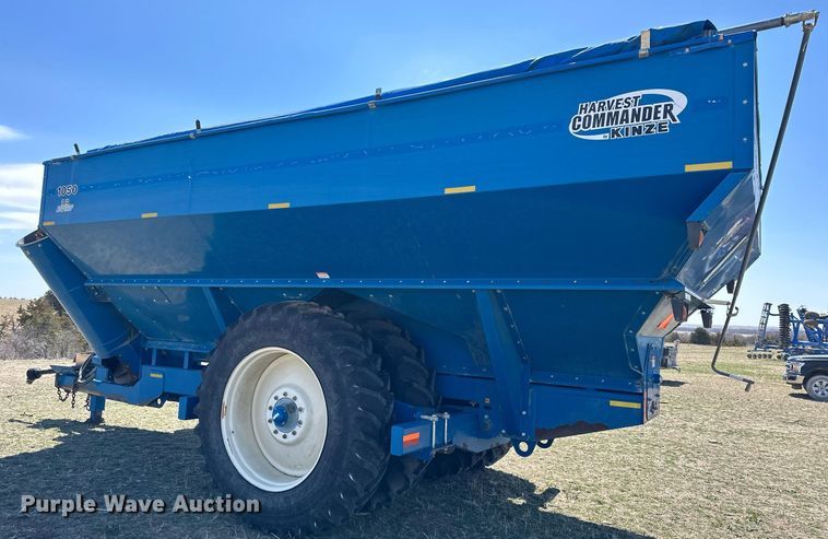 image for item DQ8718 2005 Kinze 1050  grain cart