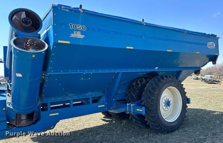 image for item DQ8718 2005 Kinze 1050  grain cart