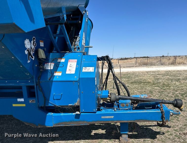 image for item DQ8718 2005 Kinze 1050  grain cart