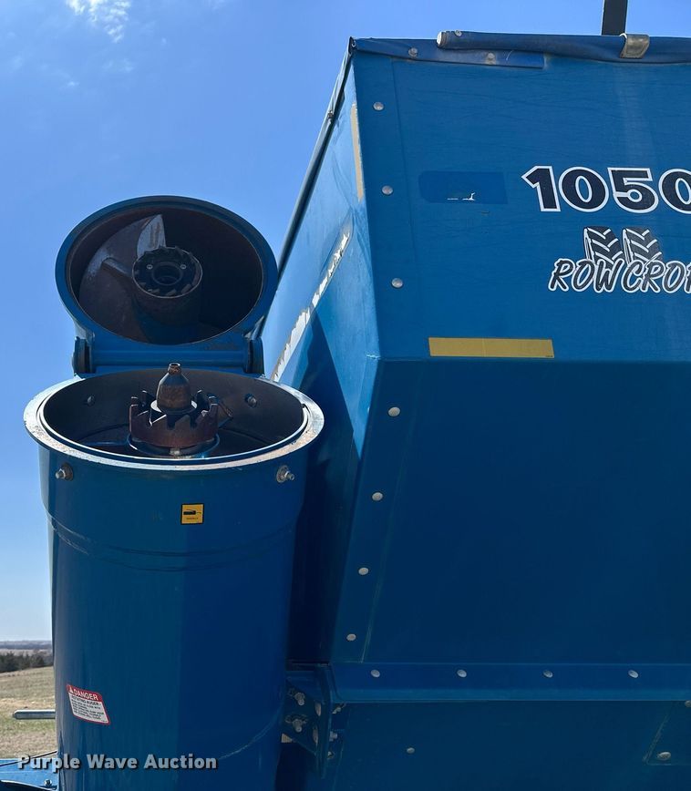 image for item DQ8718 2005 Kinze 1050  grain cart