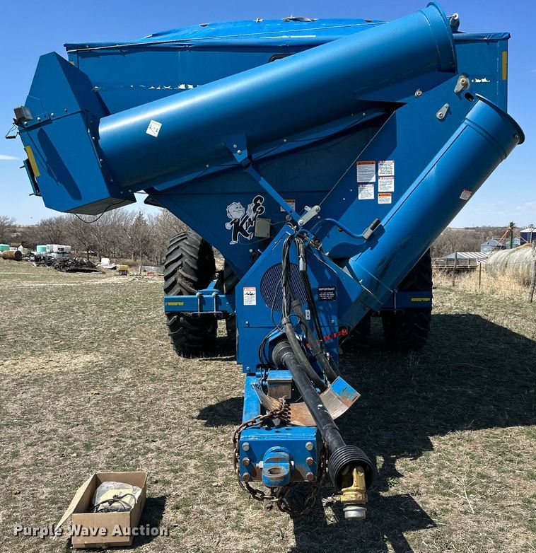 image for item DQ8718 2005 Kinze 1050  grain cart