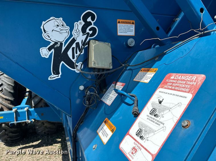 image for item DQ8718 2005 Kinze 1050  grain cart