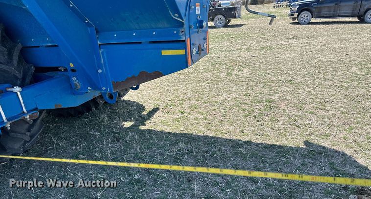 image for item DQ8718 2005 Kinze 1050  grain cart