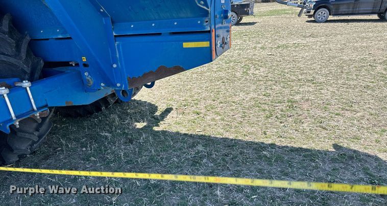 image for item DQ8718 2005 Kinze 1050  grain cart