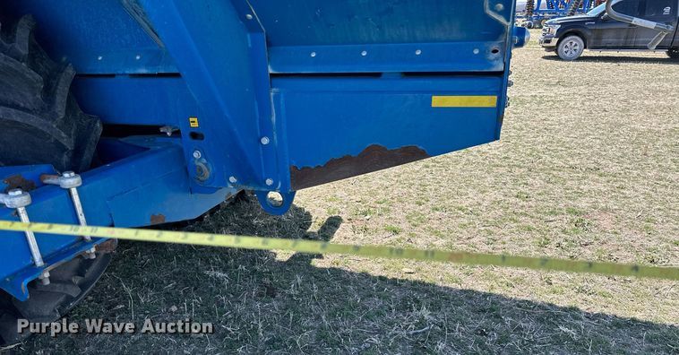 image for item DQ8718 2005 Kinze 1050  grain cart