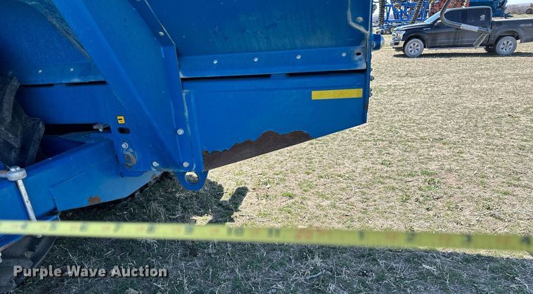 image for item DQ8718 2005 Kinze 1050  grain cart