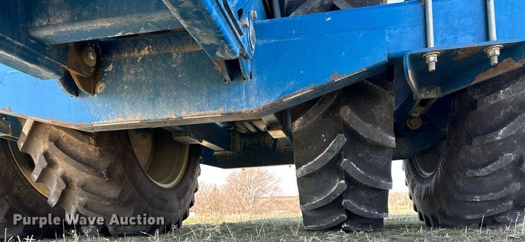 image for item DQ8718 2005 Kinze 1050  grain cart