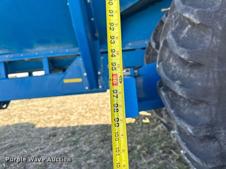 image for item DQ8718 2005 Kinze 1050  grain cart