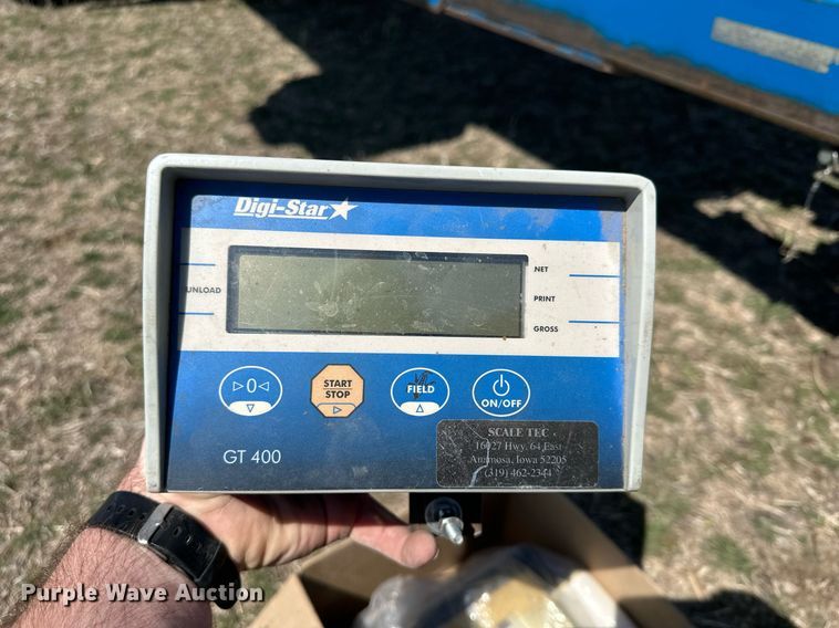 image for item DQ8718 2005 Kinze 1050  grain cart