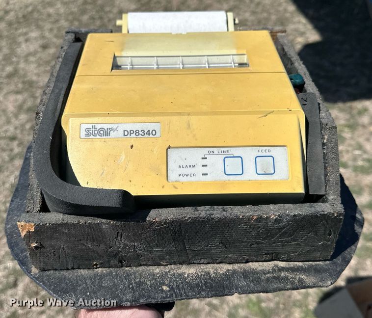 image for item DQ8718 2005 Kinze 1050  grain cart