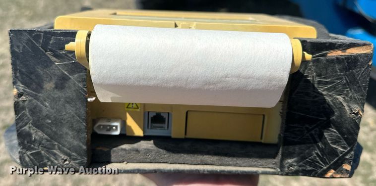 image for item DQ8718 2005 Kinze 1050  grain cart