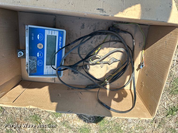 image for item DQ8718 2005 Kinze 1050  grain cart