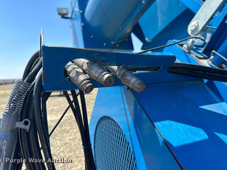 image for item DQ8718 2005 Kinze 1050  grain cart