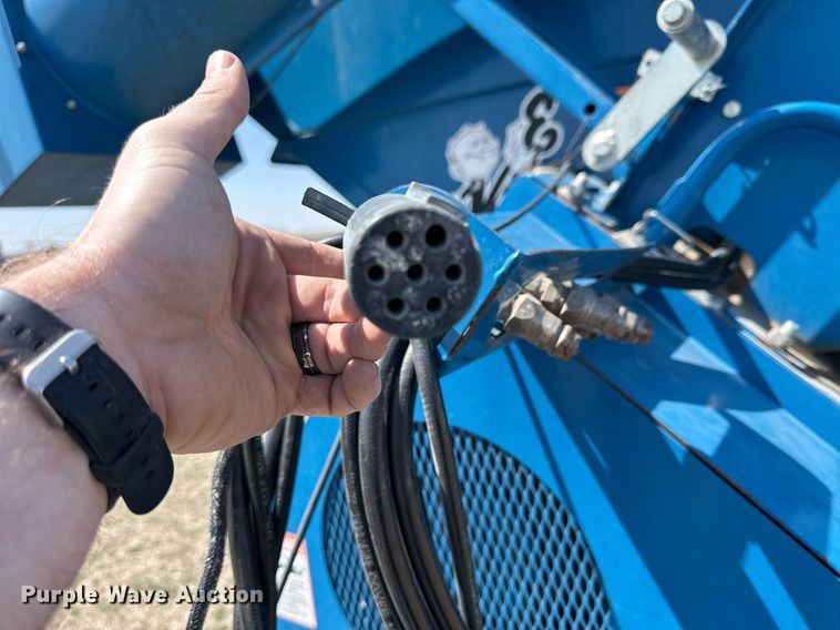 image for item DQ8718 2005 Kinze 1050  grain cart