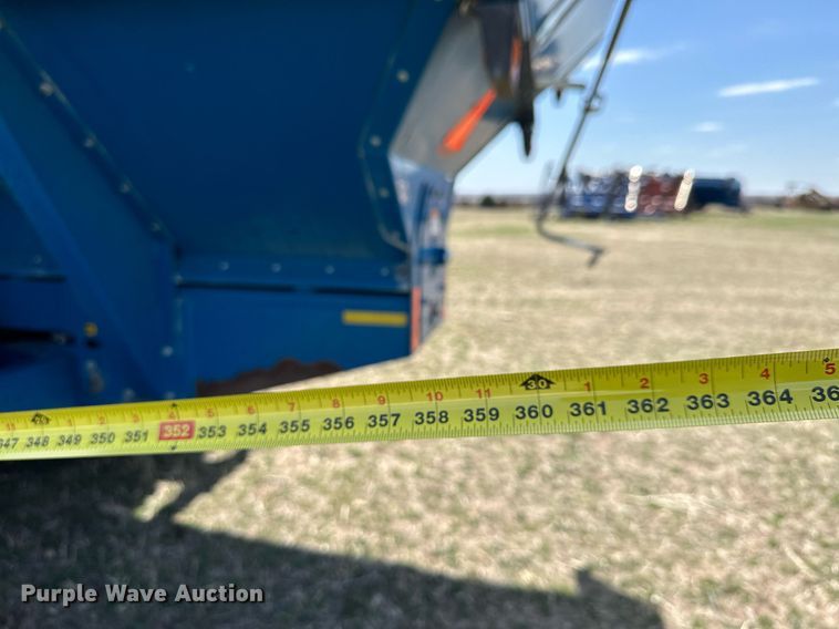 image for item DQ8718 2005 Kinze 1050  grain cart