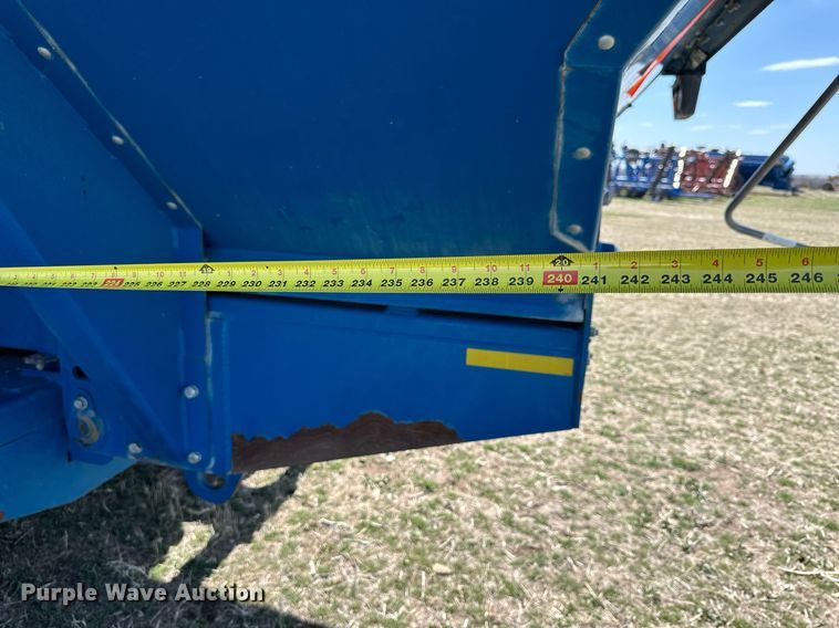 image for item DQ8718 2005 Kinze 1050  grain cart