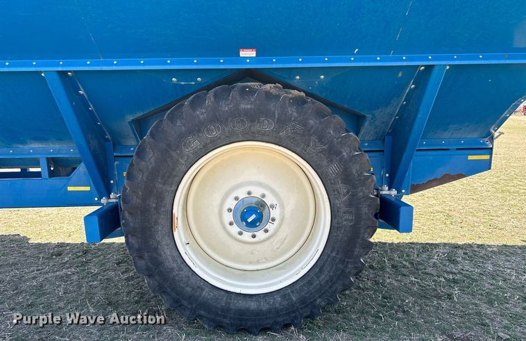 image for item DQ8718 2005 Kinze 1050  grain cart