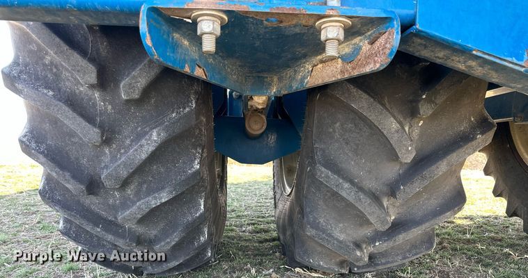 image for item DQ8718 2005 Kinze 1050  grain cart