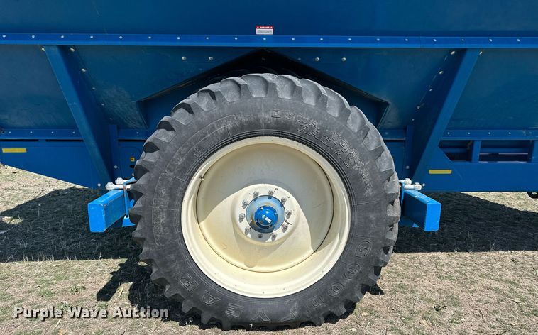 image for item DQ8718 2005 Kinze 1050  grain cart