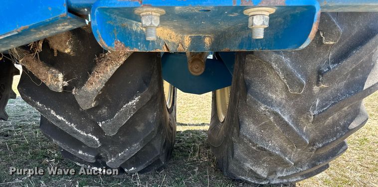 image for item DQ8718 2005 Kinze 1050  grain cart