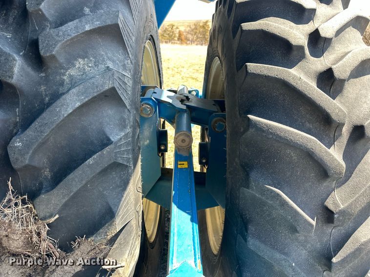 image for item DQ8718 2005 Kinze 1050  grain cart