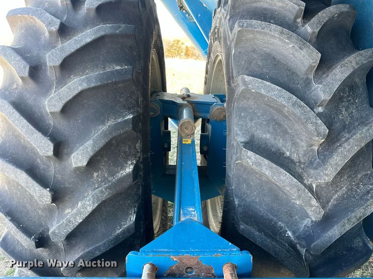 image for item DQ8718 2005 Kinze 1050  grain cart